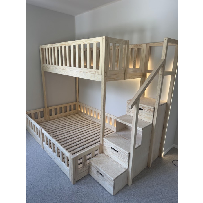 Etagenbett mit hohen Schutzgittern im Kinderzimmer